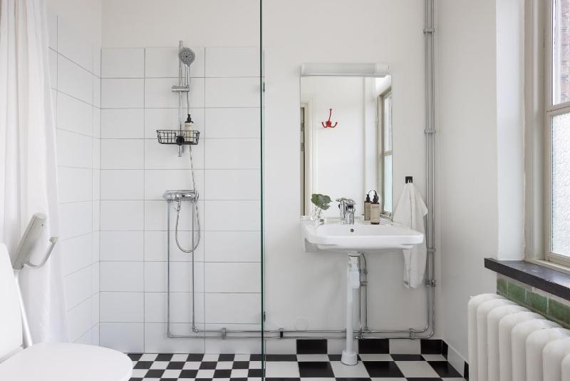 Twin Room with Private Bathroom image 2