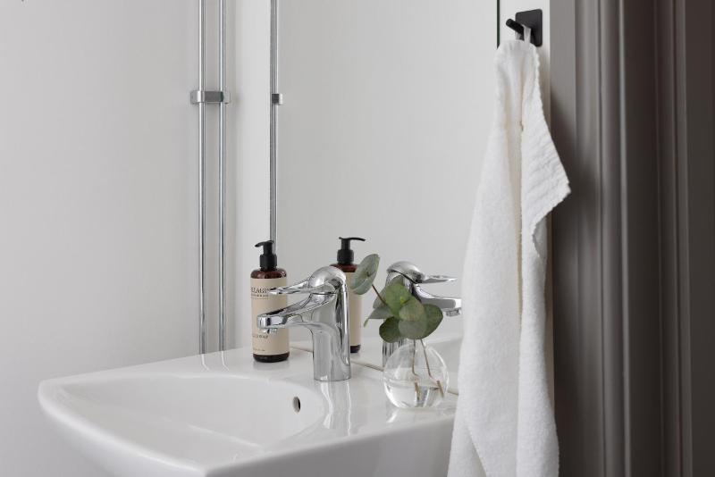 Twin Room with Private Bathroom image 4