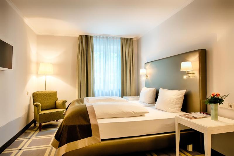 Superior King Room image 3