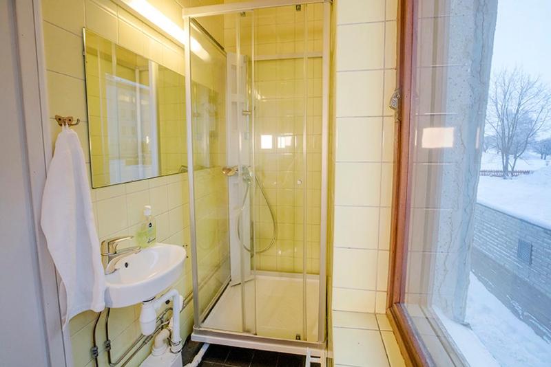 Twin Room with Private Bathroom image 4