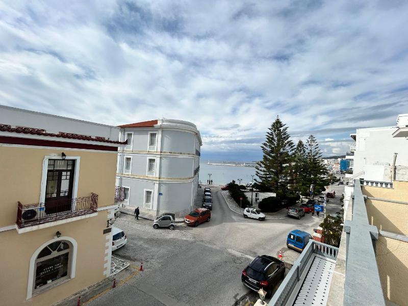 Deluxe Double Room with Side Sea View image 2