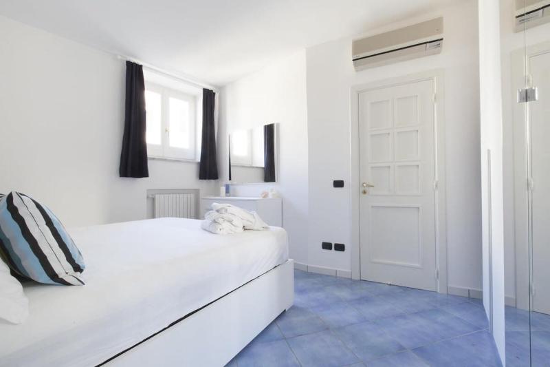 Tetto Bianco Bright Apartment with Private Terrace in Marina della Lobra by Feeling Italy - image 12