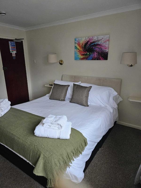 Standard Double Room image 4
