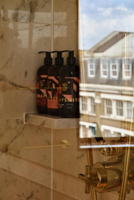 Superior King Room image 4