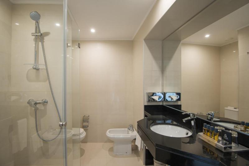 Standard Twin Room with Sea View image 3