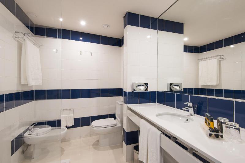 Twin Room image 3