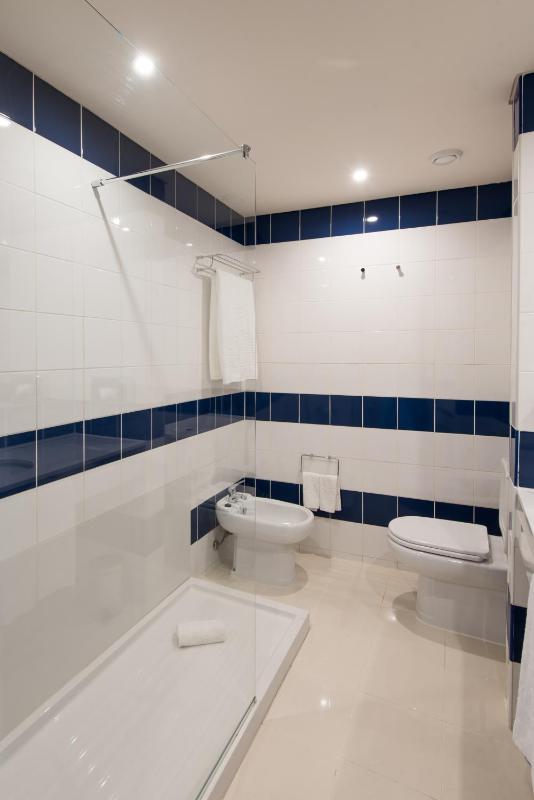Twin Room image 4