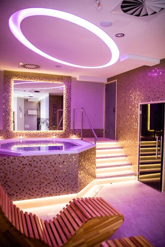 Deluxe Double Room with Balcony and Sea View - Spa Package image 4