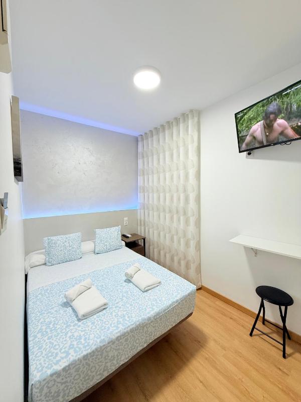 Double Room with Shared Bathroom image 1