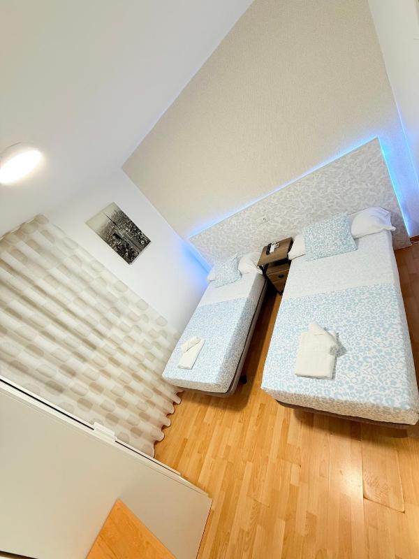 Twin Room with Shared Bathroom image 4