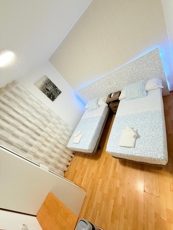 Twin Room with Shared Bathroom image 3