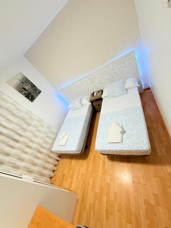 Twin Room with Shared Bathroom image 2