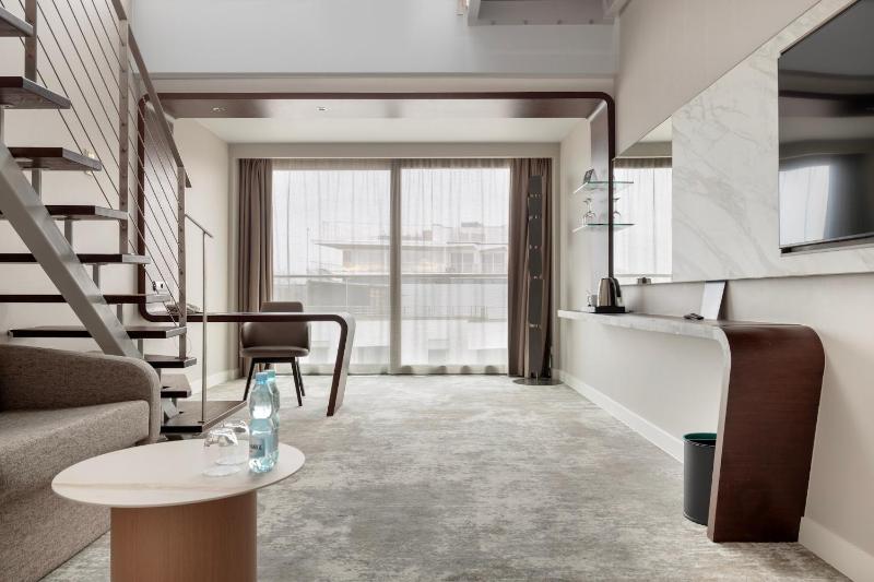Deluxe Double Room with Balcony and with side Sea view image 2