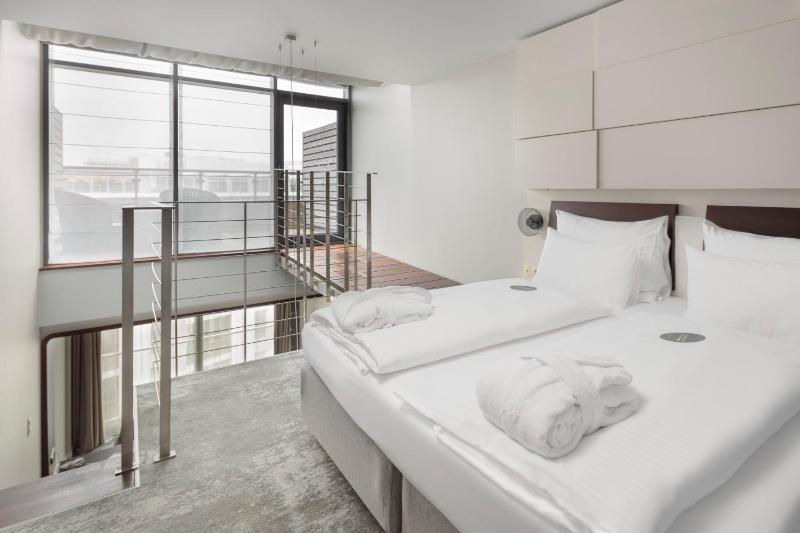 Deluxe Double Room with Balcony and with side Sea view image 4