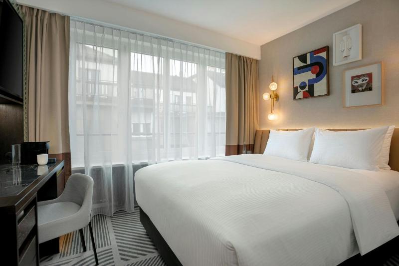 Deluxe Queen Room image 1
