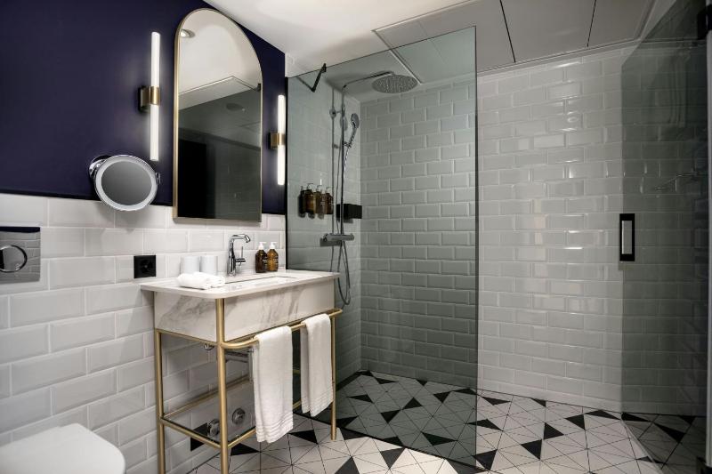 Junior King Suite with Balcony image 2