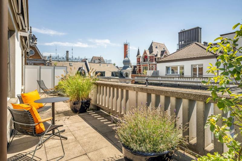 One-Bedroom King Suite with Rooftop Terrace image 4