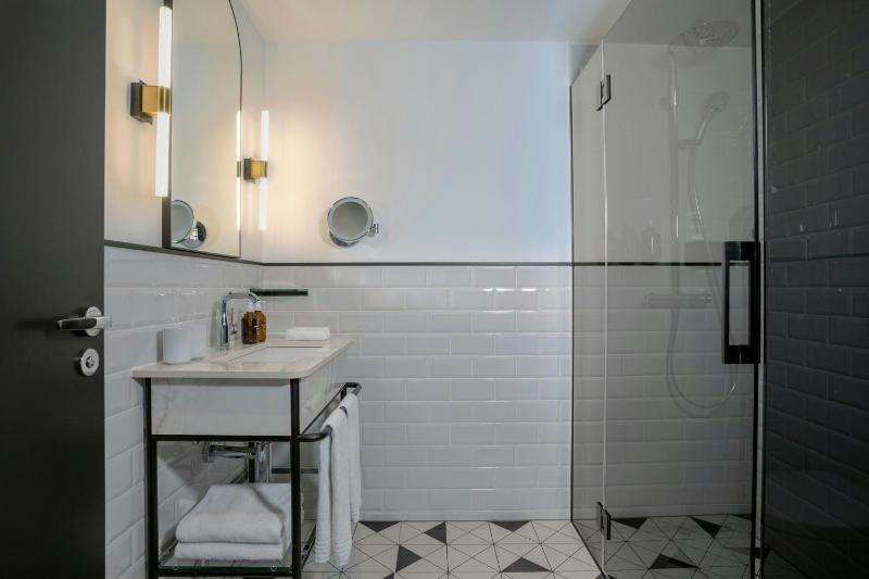 Superior King Room image 3