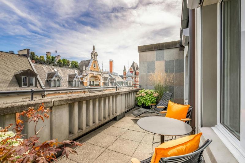 Junior King Suite with Balcony image 4