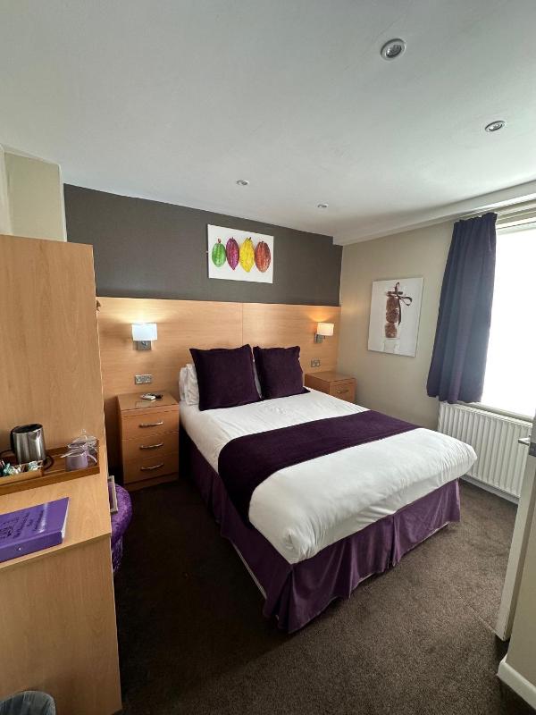 Small Double Room image 1