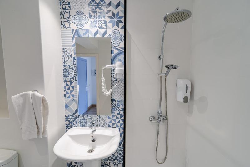 Single Room image 4