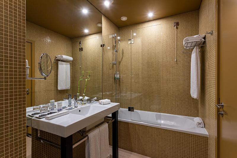 Standard Twin Room image 3