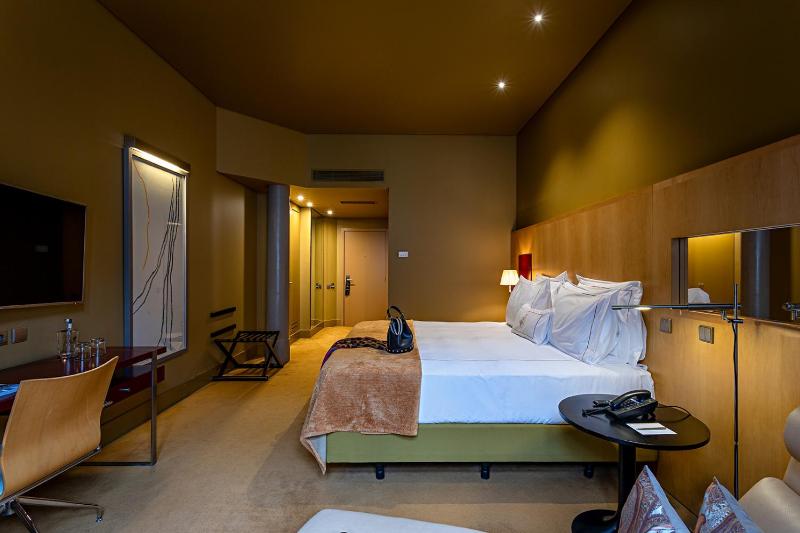 Standard Twin Room image 4