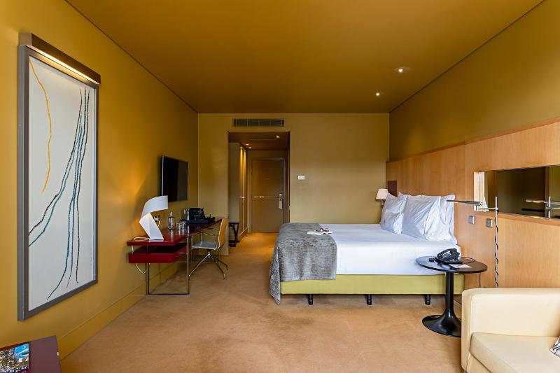 Superior Twin Room image 3