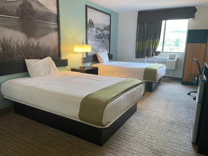 Queen Room with Two Queen Beds - Non-Smoking image 3