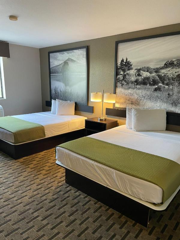 Queen Room with Two Queen Beds - Non-Smoking image 2