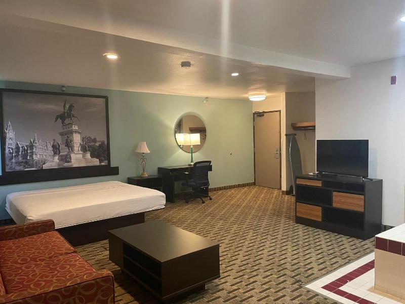 King Suite - Non-Smoking image 2