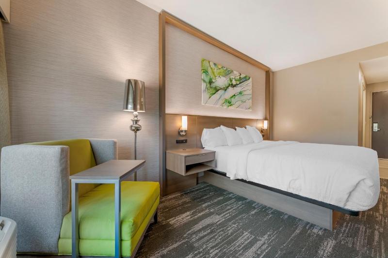 King Room image 3