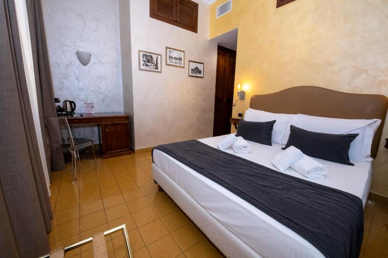 Deluxe Queen Room image 4