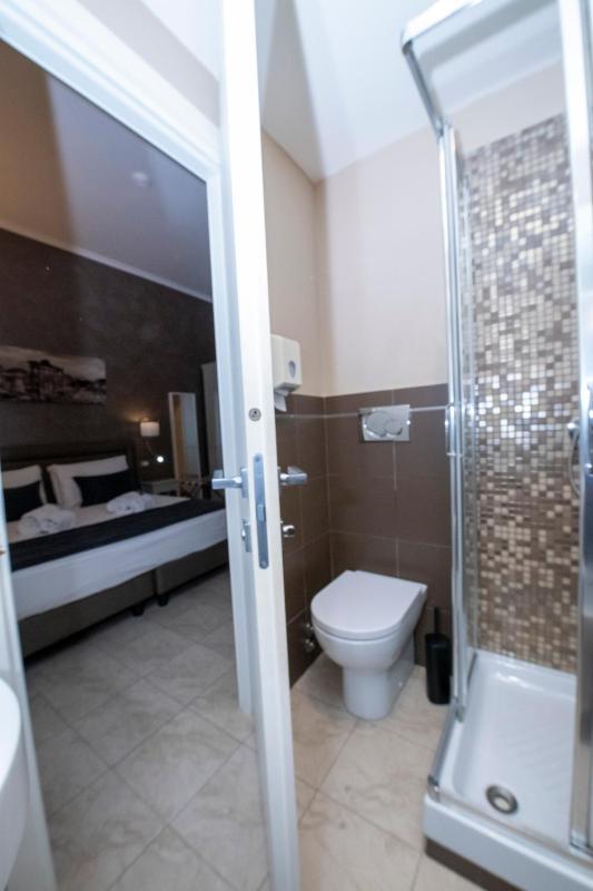 Deluxe Queen Room image 3