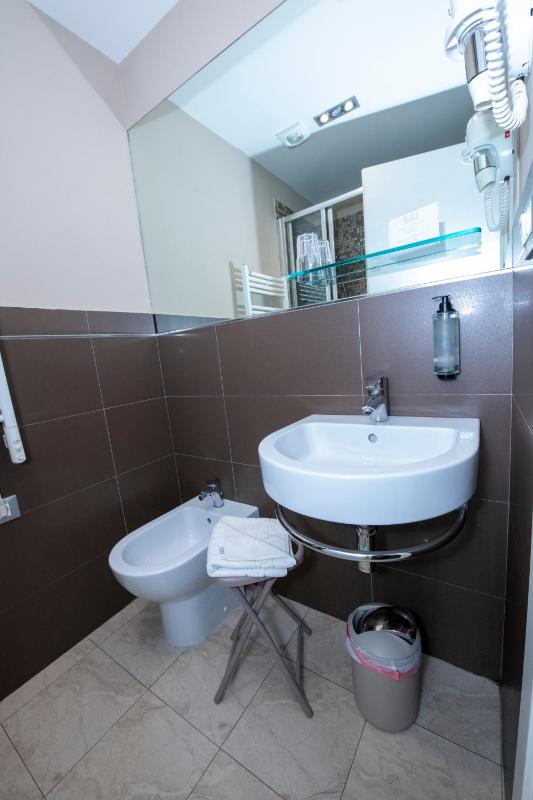 Deluxe Queen Room image 2