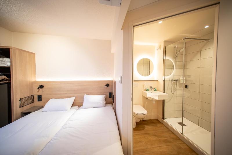 Twin Room image 4