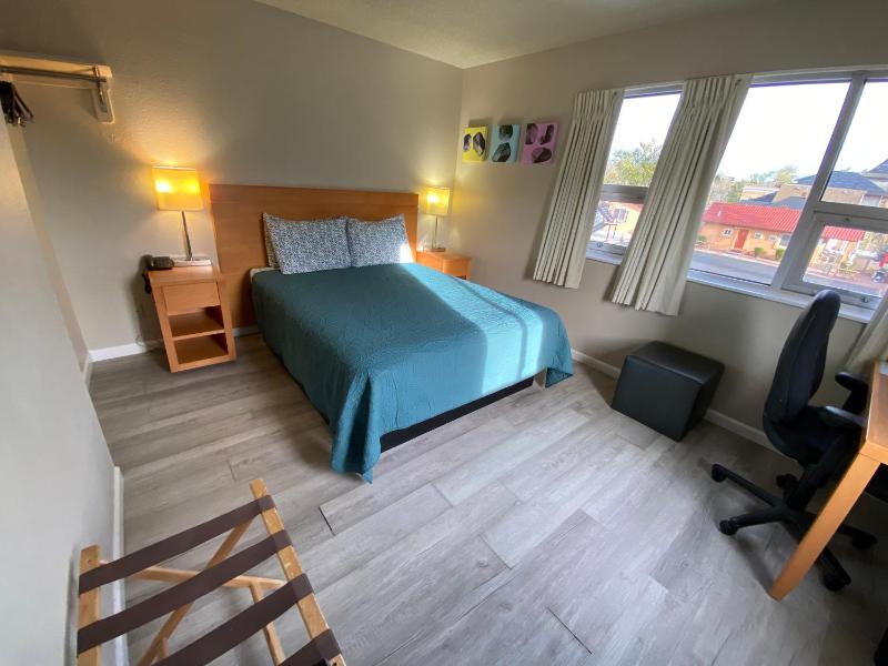 Standard Queen Room image 2