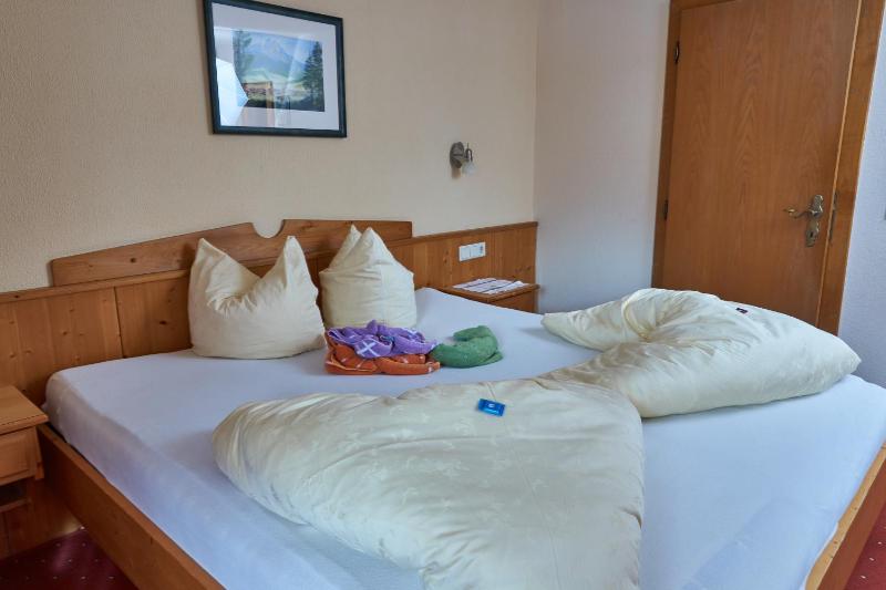 Double Room with Southfacing Balcony image 3