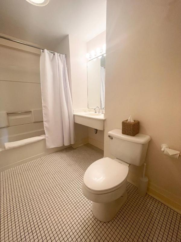 Traditional Queen Room ( No Pets ) image 2