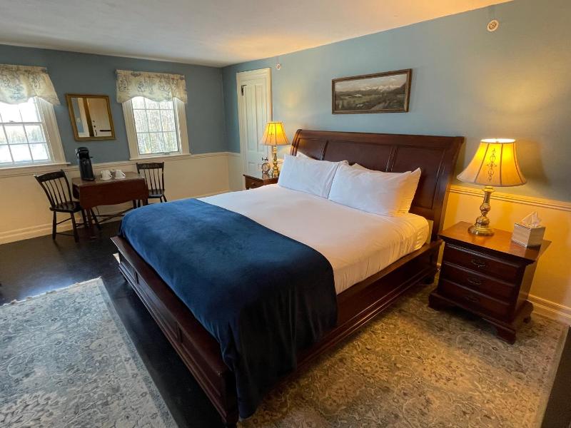 Deluxe King fireplace Room ( No Pets ) image 1