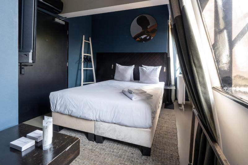 Small Double Room image 1