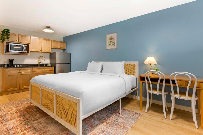 King Room - Pet-Friendly/Non-Smoking image 3