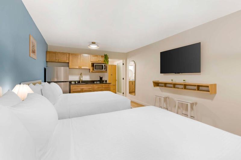 Queen Room with Two Queen Beds - Pet-Friendly/Non-Smoking image 3