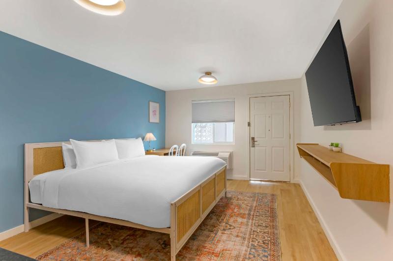 King Room with Roll-In Shower - Pet Friendly/Disability Access image 4