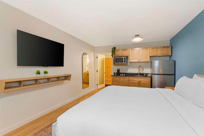 King Room with Bath Tub - Pet Friendly/Disability Access image 2
