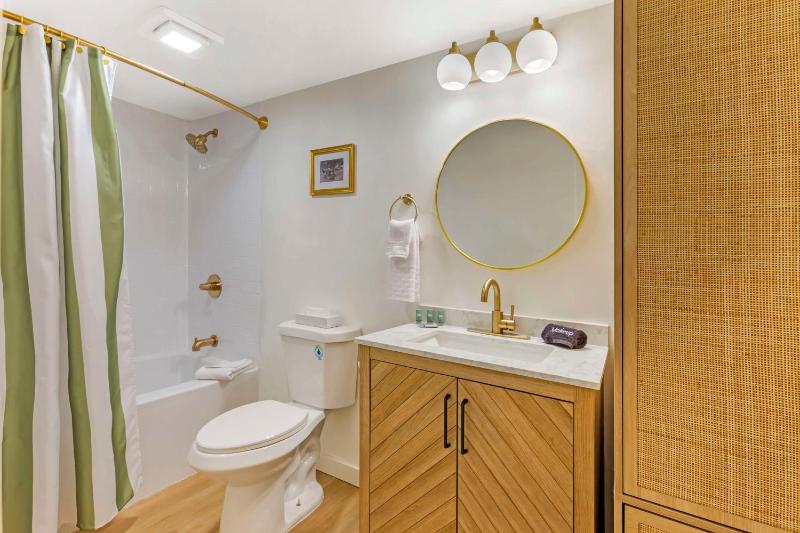 Queen Room with Two Queen Beds - Pet-Friendly/Non-Smoking image 4