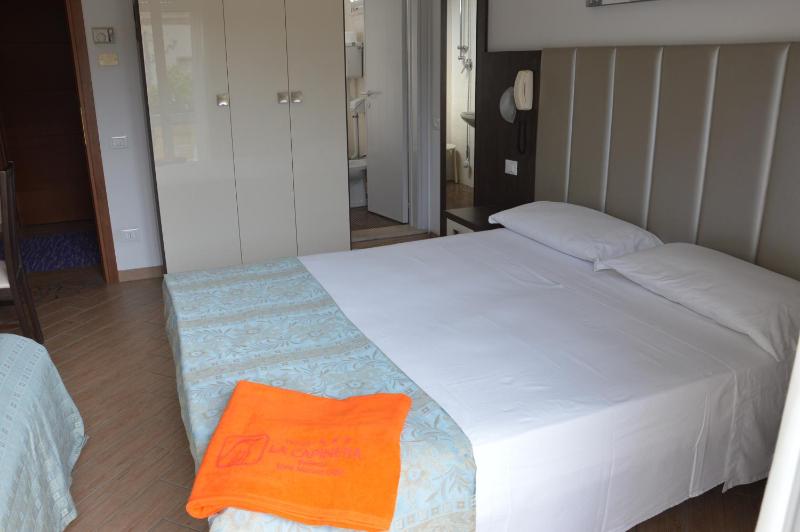 Double Room image 3