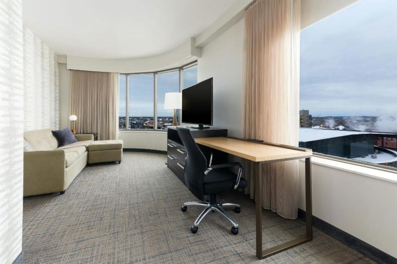One-Bedroom Suite with Two Queen Beds and Sofa Bed image 4