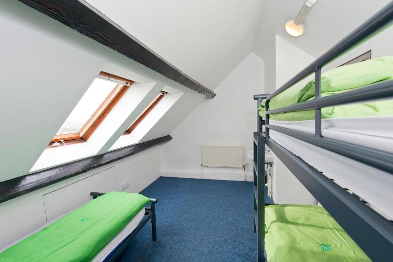 Dormitory Room with Shared Bathroom (5 Adults) image 2