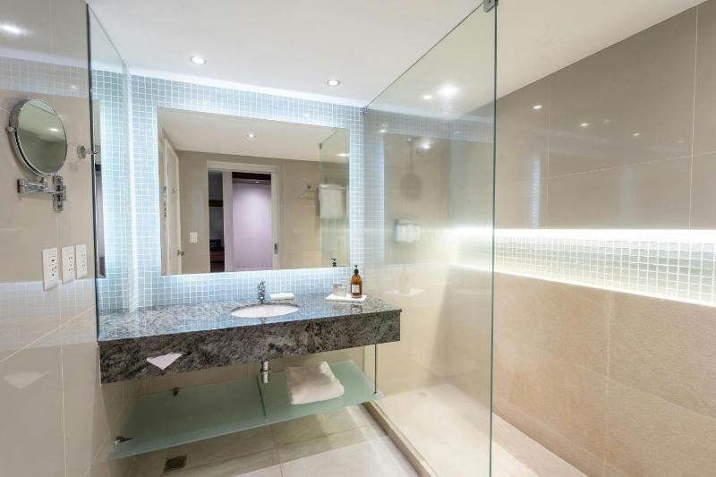 Executive King Room - Club Lounge Access image 2